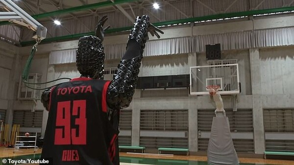 Ρομπότ μπασκετμπολίστας κάνει ρεκόρ Γκίνες βάζοντας 2.020 καλάθια στη σειρά