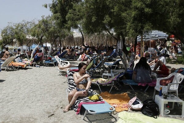 Το αδιαχώρητο σήμερα στις παραλίες: Oι Αθηναίοι γέμισαν τις πλαζ - Φωτογραφίες από Βάρκιζα, Σαρωνίδα και νότια προάστια