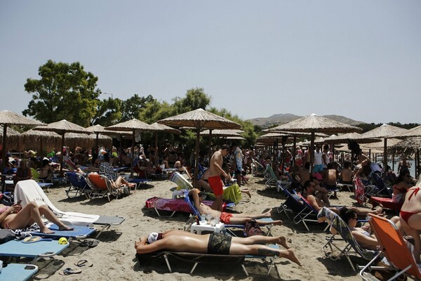 Το αδιαχώρητο σήμερα στις παραλίες: Oι Αθηναίοι γέμισαν τις πλαζ - Φωτογραφίες από Βάρκιζα, Σαρωνίδα και νότια προάστια
