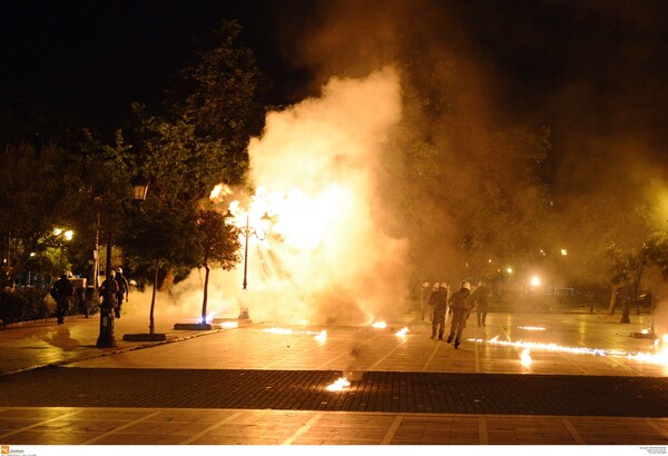 Θεσσαλονίκη: Επεισόδια μετά την πορεία για τον Κουφοντίνα - Πέταξαν μολότοφ στα ΜΑΤ