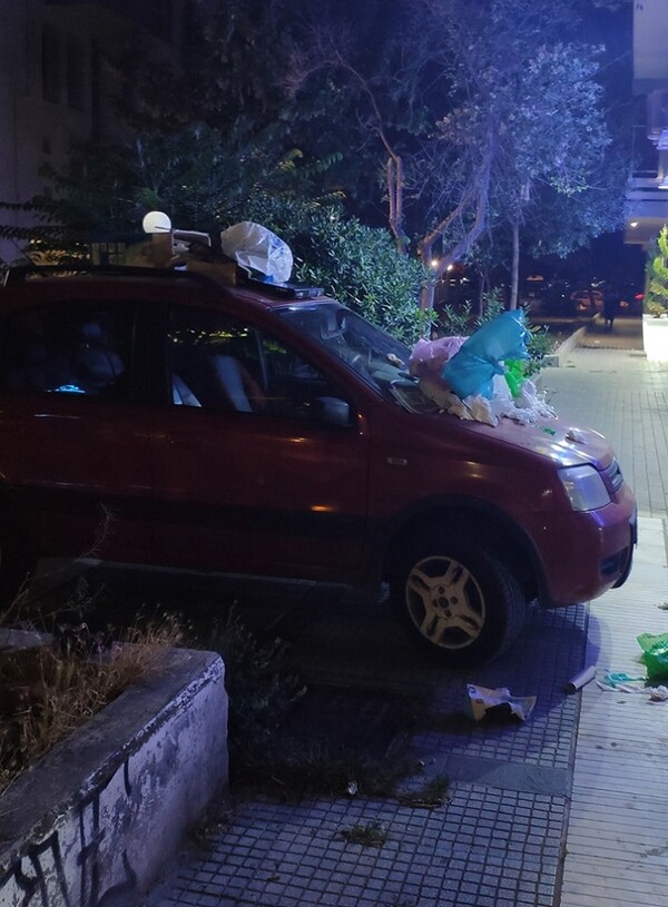 Θεσσαλονίκη: Γέμισαν το αυτοκίνητο σκουπίδια γιατί πάρκαρε πάνω σε πεζοδρόμιο