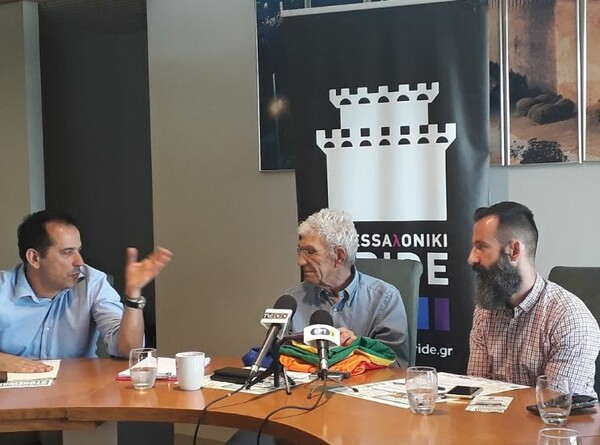 Thessaloniki Pride 2019: O Μπουτάρης κρεμά τη σημαία του ουράνιου τόξου στο Δημαρχείο