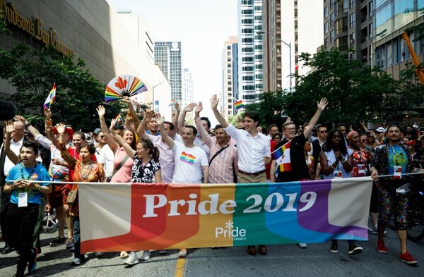 Ο Τζάστιν Τρουντό στην κεφαλή του Gay Pride στο Τορόντο: «Να αγαπάτε όποιον θέλετε»