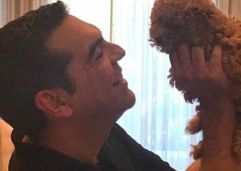 O Τσίπρας μάλλον πήρε σκύλο - Αγκαλιά με ένα κουτάβι στο Instagram