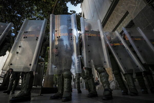 Βενεζουέλα: Ισχυρές αστυνομικές δυνάμεις γύρω από την πρεσβεία των ΗΠΑ