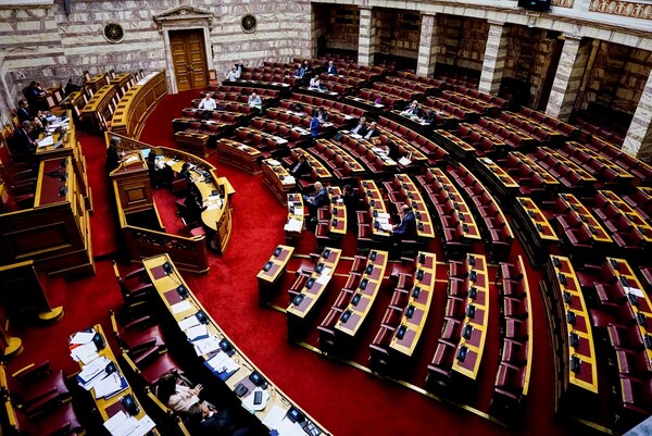 Στη Βουλή προς ψήφιση τέσσερα «προεκλογικά» νομοσχέδια - Αποχώρησαν ΝΔ και ΔΗΣΥ