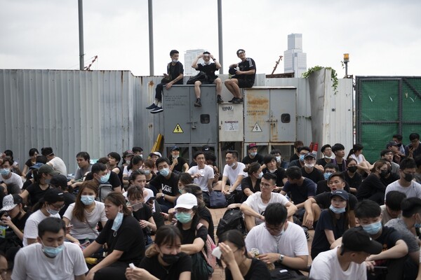 Χονγκ Κονγκ: Βίαια επεισόδια έξω από το κοινοβούλιο