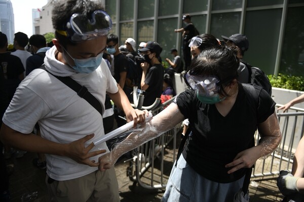 Χονγκ Κονγκ: Βίαια επεισόδια έξω από το κοινοβούλιο