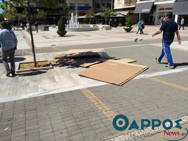 Καλαμάτα: Γκρέμισαν το περίπτερο της Χρυσής Αυγής με τις αφίσες του Παπαδόπουλου