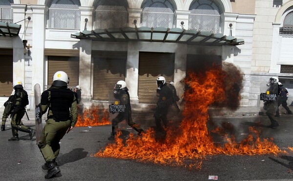 H κυβέρνηση εξετάζει βαρύτερες ποινές για εμπρησμούς και μπαχαλάκηδες - Κακούργημα οι μολότοφ