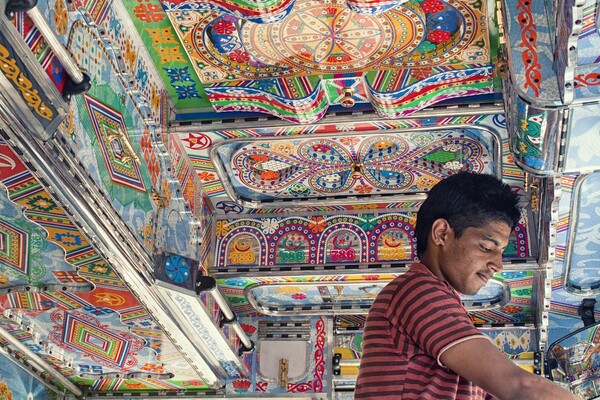 Σαν τρελό φορτηγό: Ο ιλιγγιώδης ψυχεδελικός διάκοσμος των φορτηγών της Ινδίας