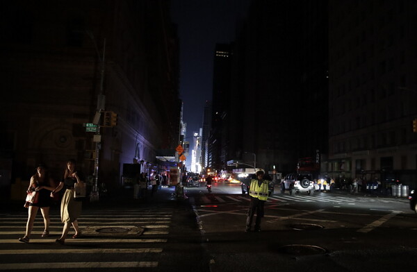 Μπλακ άουτ στη Νέα Υόρκη: Στο σκοτάδι το Μανχάταν - Εντυπωσιακές εικόνες