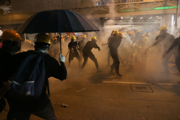 Χονγκ Κονγκ: Η αστυνομία έκανε χρήση δακρυγόνων και πλαστικών σφαιρών κατά των διαδηλωτών