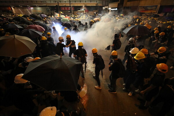 Χονγκ Κονγκ: Η αστυνομία έκανε χρήση δακρυγόνων και πλαστικών σφαιρών κατά των διαδηλωτών
