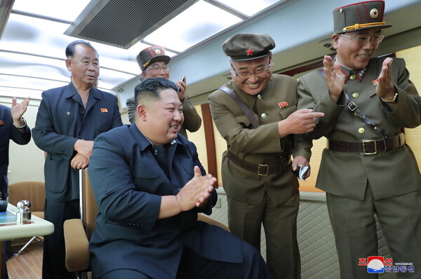 Βόρεια Κορέα: Ο Κιμ Γιονγκ Ουν επέβλεψε δοκιμή νέου όπλου
