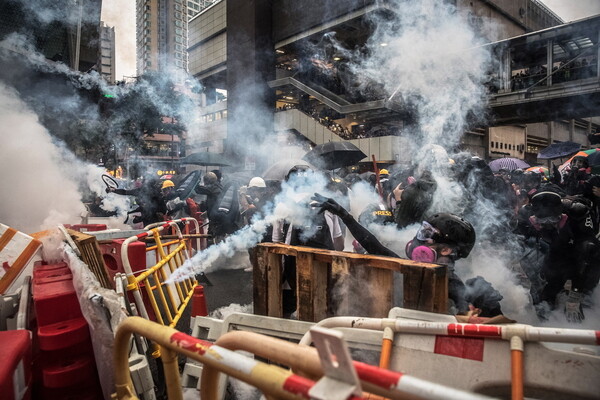 Κλιμάκωση στο Χονγκ Κονγκ: Η αστυνομία κάνει χρήση αντλιών νερού και πυροβολεί, κάτι που συμβαίνει πρώτη φορά