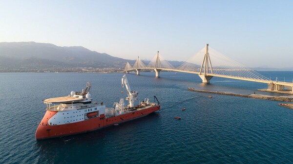 Το πρώτο καλώδιο υπερυψηλής τάσης στην Ελλάδα: Φωτογραφίες από την πόντιση στο Ρίο - Αντίρριο