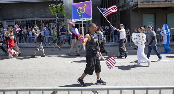 Επεισοδιακό και αποτυχημένο το Straight Pride στη Βοστώνη - Περισσότεροι όσοι διαδήλωσαν εναντίον του