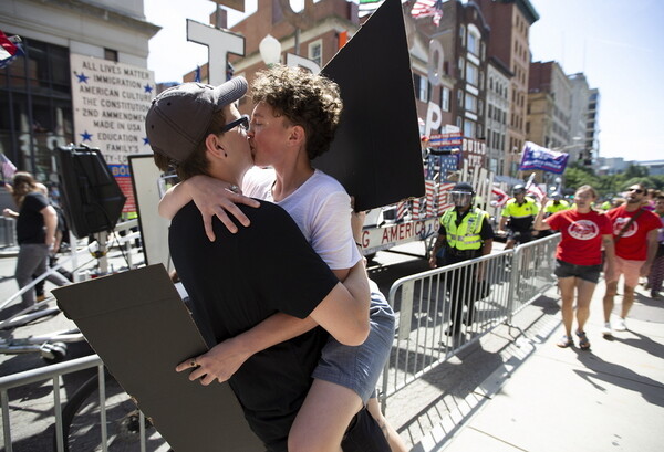 Επεισοδιακό και αποτυχημένο το Straight Pride στη Βοστώνη - Περισσότεροι όσοι διαδήλωσαν εναντίον του