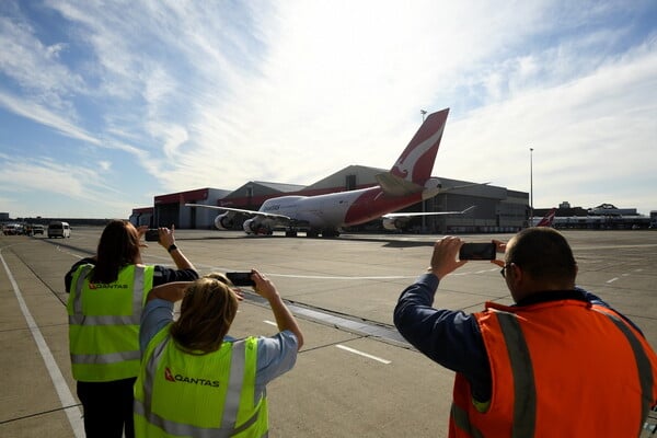 Με ένα εναέριο «καγκουρό» η Qantas είπε αντίο στο τελευταίο Boeing 747 (Φωτογραφίες)