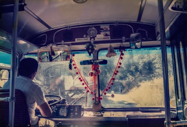 Καλάθια με ζωντανές κότες, τσιγάρο και λαϊκά στα λεωφορεία του ΚΤΕΛ: η Ελλάδα του '70