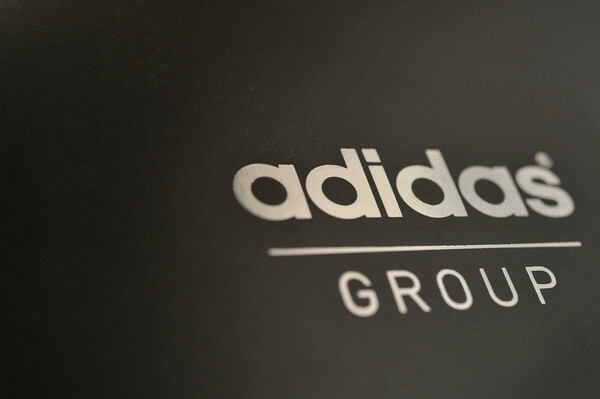 Adidas: Παραιτήθηκε η επικεφαλής του HR εν μέσω σάλου για ρατσισμό