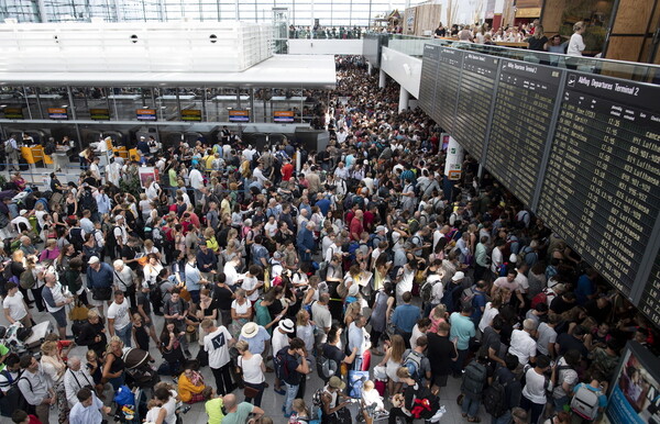 Επιβάτης πέρασε από θύρα έκτακτης ανάγκης στο αεροδρόμιο του Μονάχου - Δεκάδες ακυρώσεις πτήσεων