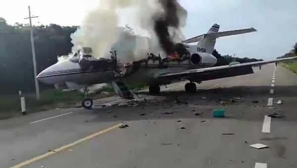 Μεξικό: Στις φλόγες αεροσκάφος που μετέφερε ναρκωτικά - Προσγειώθηκε σε δρόμο