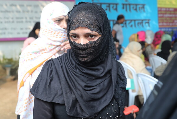 Ινδία: Καταργείται το «αυτόματο διαζύγιο» των μουσουλμάνων - Τέλος σε μια αμφιλεγόμενη παράδοση αιώνων