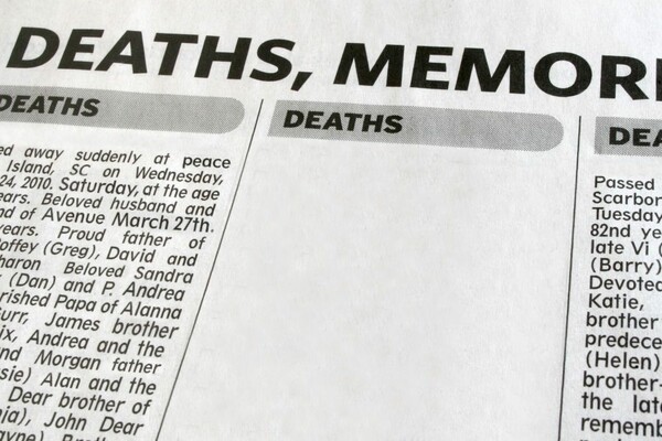 ΗΠΑ: «Μελετούσε» αγγελτήρια θανάτου και έκλεβε σπίτια νεκρών & συγγενών την ώρα της κηδείας