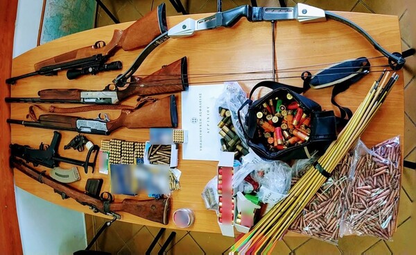 Ολόκληρο οπλοστάσιο σε σπίτι στο Αγρίνιο - Βαλλιστική για δύο πολεμικά όπλα