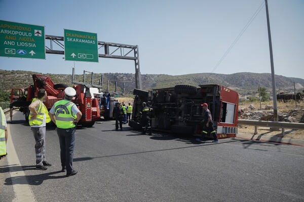 Ανετράπη πυροσβεστικό όχημα στη λεωφόρο ΝΑΤΟ - Δύο τραυματίες