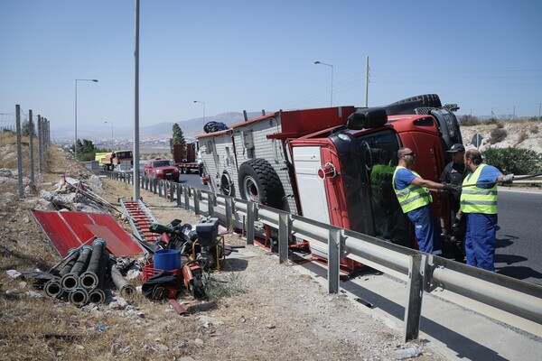 Ανετράπη πυροσβεστικό όχημα στη λεωφόρο ΝΑΤΟ - Δύο τραυματίες