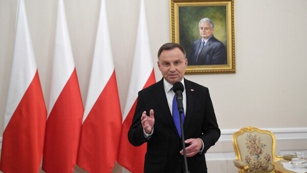 Πολωνία: Ο συντηρητικός, ομοφοβικός Ντούντα κέρδισε τις εκλογές και υπόσχεται «επιστροφή στις οικογενειακές αξίες»