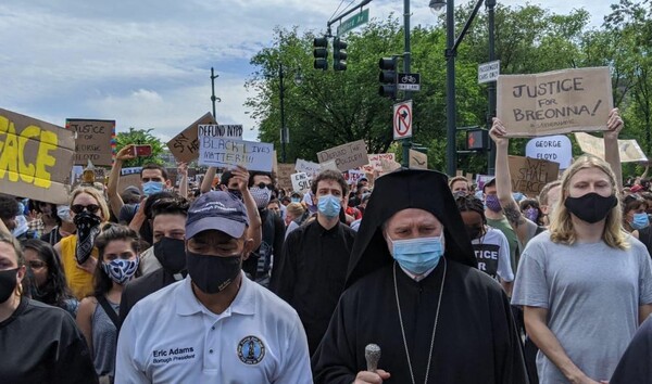 Αρχιεπίσκοπος Αμερικής: Άκουσα τη φωνή της συνείδησής μου - Έβαλα την μάσκα μου και πήγα στην πορεία για τον Τζορτζ Φλόιντ