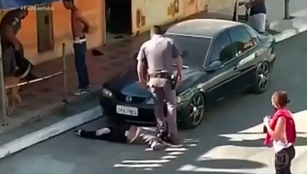 Βραζιλία: Σάλος για βίντεο με αστυνομικό που πατά στον λαιμό γυναίκα