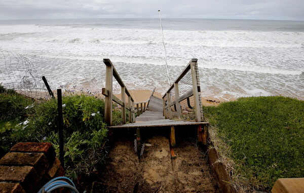 Αυστραλία: «Εκκενώστε τα σπίτια σας» - Βίλες στην άκρη του γκρεμού, κινδυνεύουν να πέσουν στη θάλασσα
