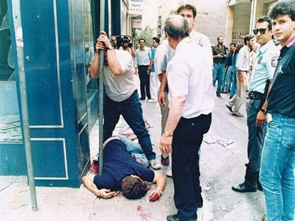 27 χρόνια από τη δολοφονία του Θάνου Αξαρλιάν - Στεφάνια στο σημείο που σκοτώθηκε από ρουκέτα της 17 Νοέμβρη