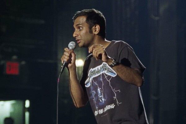 «Aziz Ansari: Right Now» στο Netflix: Η stand up κωμωδία της απολογίας και της ενσυναίσθησης