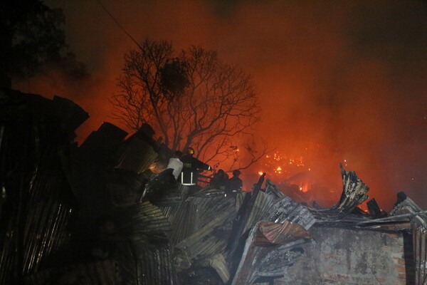 Μπαγκλαντές: Τουλάχιστον 10.000 άστεγοι από πυρκαγιά σε παραγκούπολη