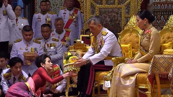 Ο βασιλιάς της Ταϊλάνδης έχρισε την παλλακίδα του - Στην τελετή ήταν παρούσα και η σύζυγός του