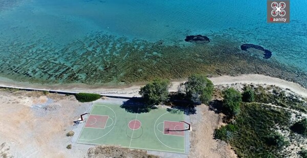 Ένα γήπεδο μπάσκετ με θέα τη θάλασσα- Δίπλα στα τιρκουάζ νερά της Ελαφονήσου