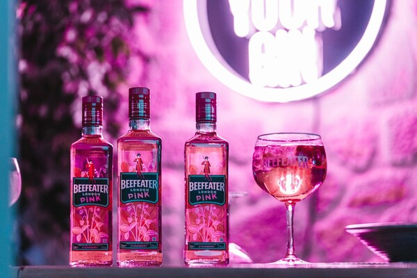 Beefeater pink pool party: Λαμπεροί καλεσμένοι και αγαπημένοι των social media έδωσαν το παρών