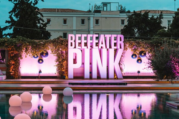 Beefeater pink pool party: Λαμπεροί καλεσμένοι και αγαπημένοι των social media έδωσαν το παρών