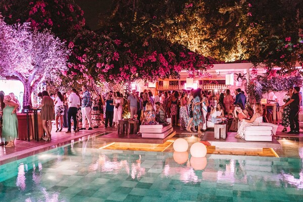 Beefeater pink pool party: Λαμπεροί καλεσμένοι και αγαπημένοι των social media έδωσαν το παρών