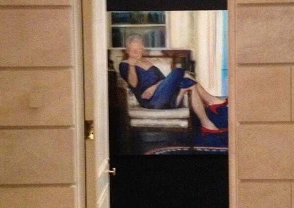 Ο Μπιλ Κλίντον με μπλε φόρεμα και γόβες - Η ιστορία του περίεργου πίνακα στο σπίτι του Έπσταϊν