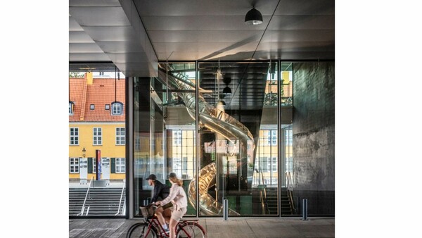 Δανία: Οι επισκέπτες στο Αρχιτεκτονικό Κέντρο κατεβαίνουν με τσουλήθρα τους ορόφους
