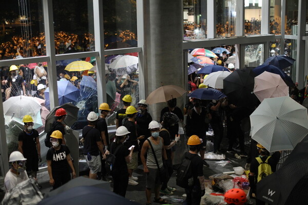 Χονγκ Κονγκ: Διαδηλωτές εισέβαλαν στο κοινοβούλιο