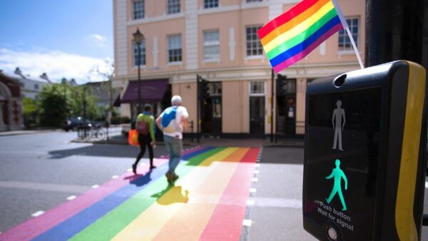 Βρετανία: Μια διάβαση πεζών στα χρώματα του ουράνιου τόξου προς τιμήν των ΛΟΑΤΚΙ+
