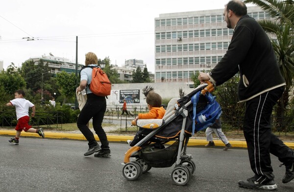 Δημογραφικό: Τα μέτρα που σχεδιάζει η κυβέρνηση για την ενίσχυση των οικογενειών